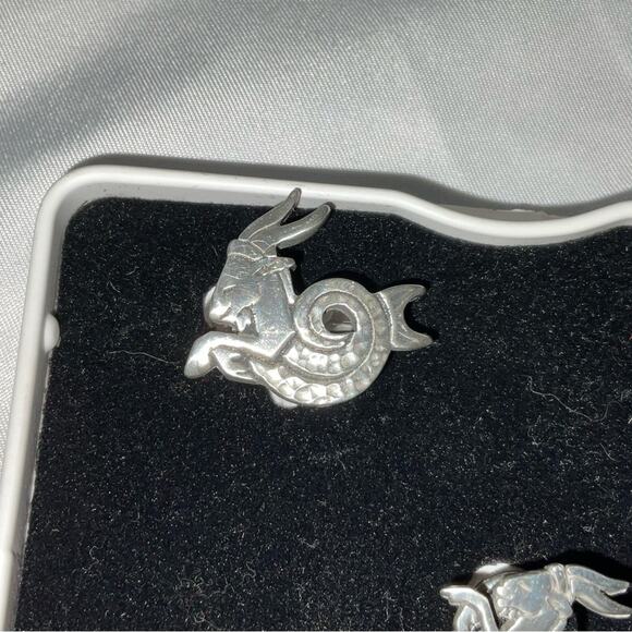 VTG SILVER TONE CAPRICORN CUFFLINKS & TIE CLIP ZODIAC JAN-DEC SEA GOAT SET/3 - Picture 7 of 9